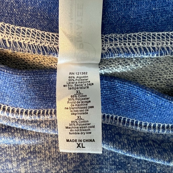 Pair of wide-neck short-ish sweatshirts by Pimatee - Picture 9 of 10